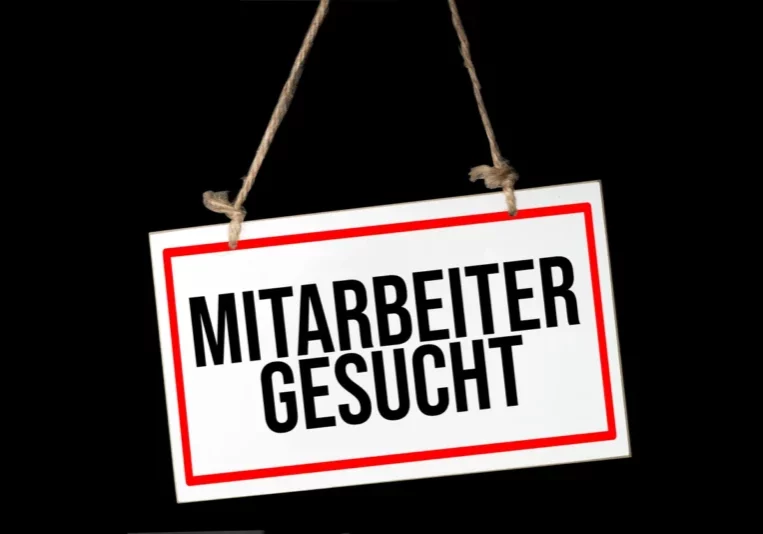 Um den Fachkräftemangel zu bewältigen, plant Wirtschaftsminister Martin Kocher eine Verdopplung der Rot-Weiß-Rot Karte. Foto: istock/Stadtratte