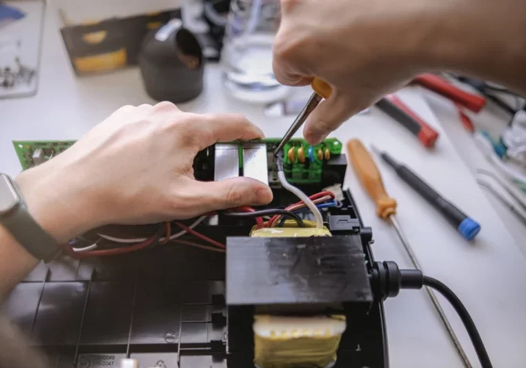 Die "Geräte-Retter-Prämie" soll die Kreislaufwirtschaft stärken und defekte Elektrogeräte länger am Leben erhalten. Foto: iStock/Valentina Stankovic