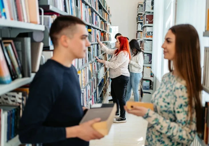 Für Schüler, Studenten und angehende Lehrer bringt das Jahr 2025 ein paar Neuerungen und Veränderungen. Foto: istock/urbazon