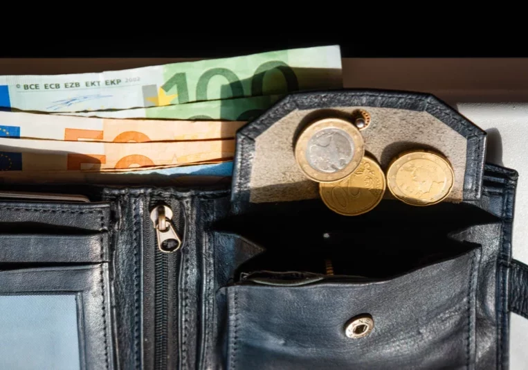 Die Österreicher haben 2024 mehr gespart als die Jahre zuvor. das geht aus der Veröffentlichung der Statistik Austria hervor. Foto: iStock/Arvydas Lakacauskas