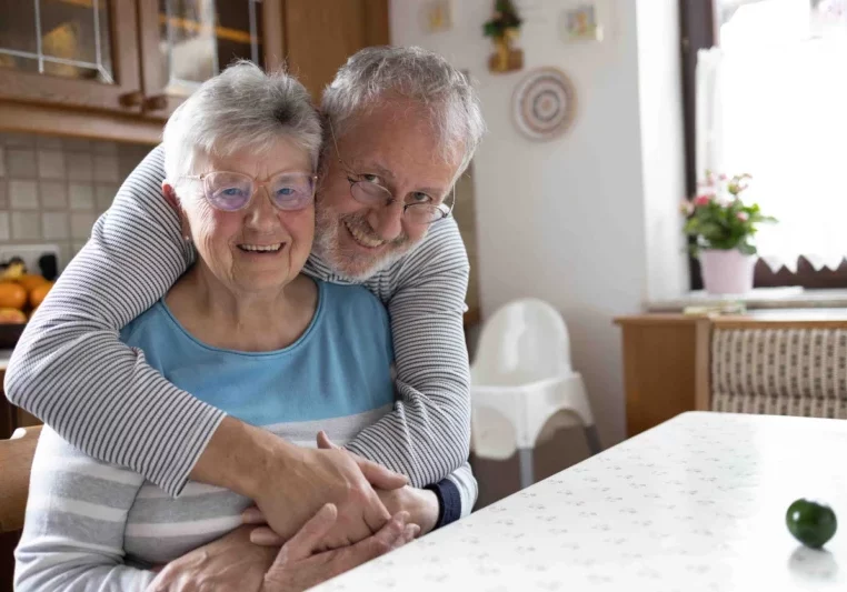 Trotz vieler Krisen bezeichnen sich 73 Prozent der Österreicher als eher glücklich oder sehr glücklich. Foto: istock/Kate Wieser