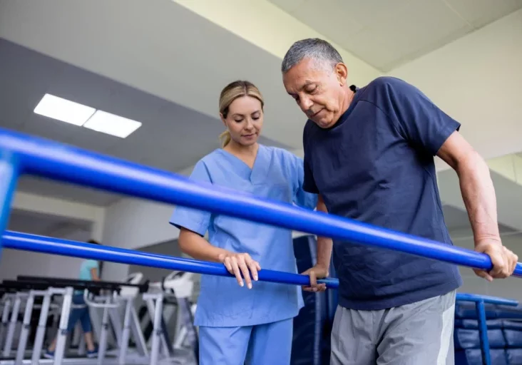 Der neue Gesundheitsreformfonds finanziert den Ausbau der Primärversorgungszentren und die Einrichtung neuer Pflege- und Therapiezentren, zu denen sich Personen der nicht-ärztlichen Berufe des Gesundheitswesens zusammenschließen können. Foto: iStock/anredsr