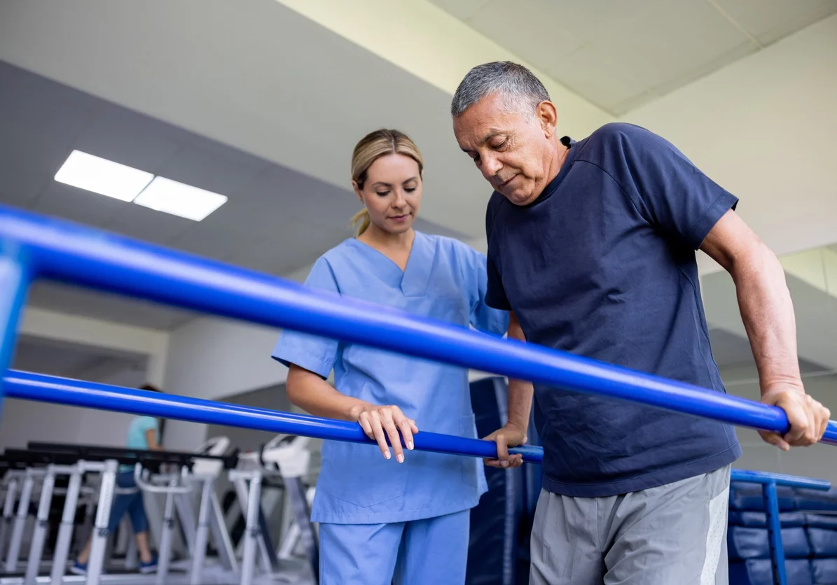 Der neue Gesundheitsreformfonds finanziert den Ausbau der Primärversorgungszentren und die Einrichtung neuer Pflege- und Therapiezentren, zu denen sich Personen der nicht-ärztlichen Berufe des Gesundheitswesens zusammenschließen können. Foto: iStock/anredsr
