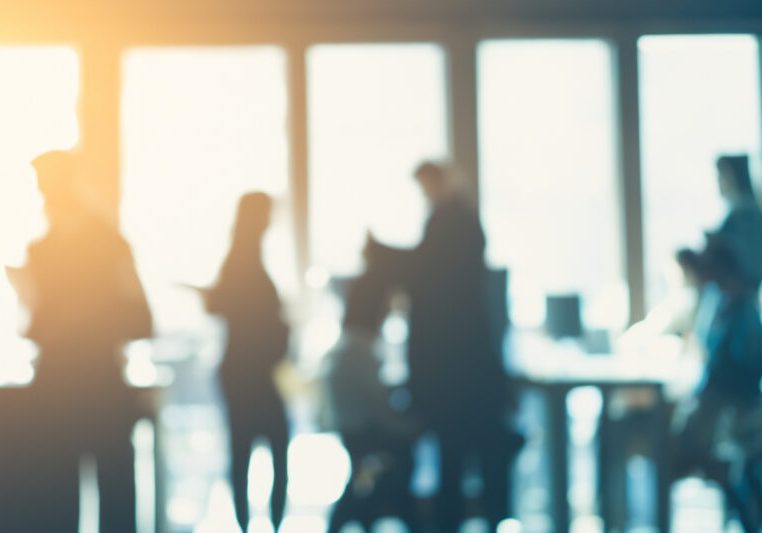 Die Arbeitslosigkeit ist 2023 zwar leicht gestiegen, bleibt aber unter den Prognosen der Wirtschaftsforscher. Foto: iStock / JARAMA