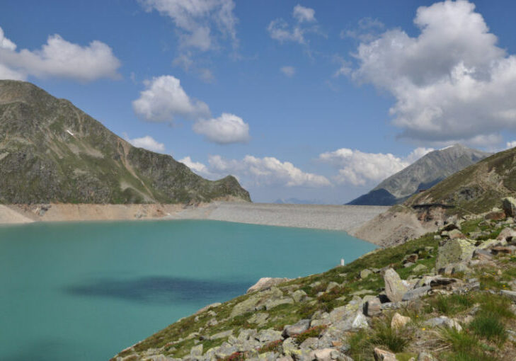 Im Finstertal befindet sich einer der Stauseen der TIWAG. Ab 24. Juli will der Tiroler Landesenergieversorger die Strom-Preise senken. Foto: istock/vora