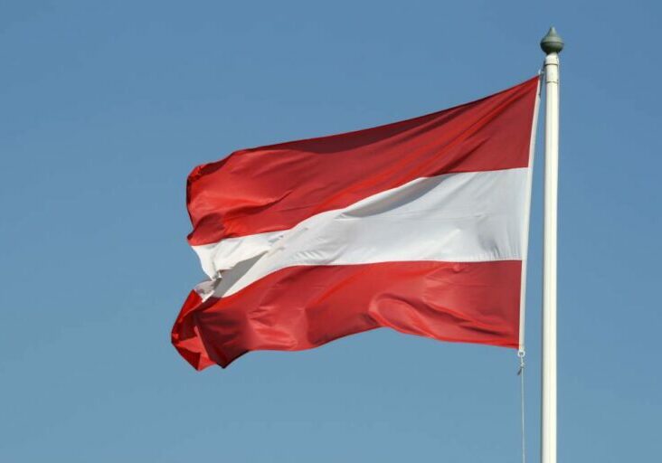 Um dem Fachkräftemangel entgegen zu wirken, schickt die Bundesregierung einen Gesetzestext zur Reform der Rot-Weiß-Rot-Karte (RWR-Karte) in Begutachtung. Foto: iStock ROMAOSLO