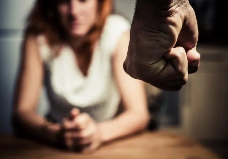 Gewalt an Frauen wird stärker bekämpft. Die Frauenberatungsstellen werden in ganz Österreich ausgebaut und mit höhere finanzielle Mittel ausgestattet. Foto: istock/lolostock