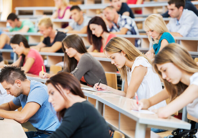 Die Teuerung bereitet auch Studenten Probleme. Nun wird die Studienförderung spürbar erhöht und valorisiert. Foto: istock / skynesher