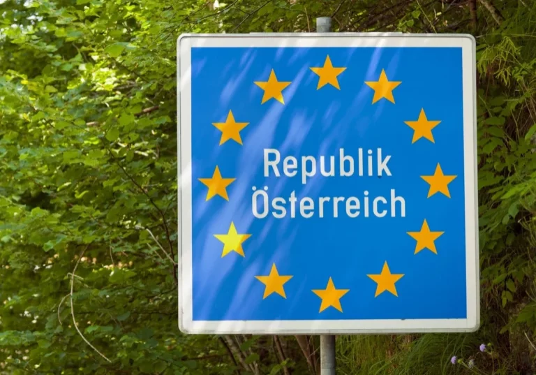 Die aktuelle Asylstatistik zeigt, dass weniger Menschen einen Asylantrag stellen und mehr Menschen das Land verlassen. Innenminister Gerhard Karner spricht von Minuszuwanderung. Foto: istock/Joel Carillet