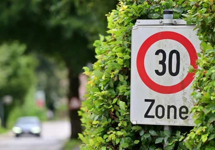 Gemeinden können in Zukunft in sensiblen Verkehrsbereichen 30er Zonen festlegen. Foto: istock/spitzt-foto