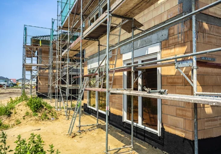 Das im März beschlossene Wohnbaupaket bringt eine Reihe von Erleichterungen zur Schaffung eines Eigenheims. ÖVP-Klubobmann August Wöginger drängt darauf, das Paket zügig umzusetzen. Foto: istock/querbeet