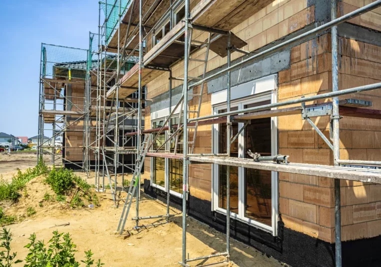 Das im März beschlossene Wohnbaupaket bringt eine Reihe von Erleichterungen zur Schaffung eines Eigenheims. ÖVP-Klubobmann August Wöginger drängt darauf, das Paket zügig umzusetzen. Foto: istock/querbeet
