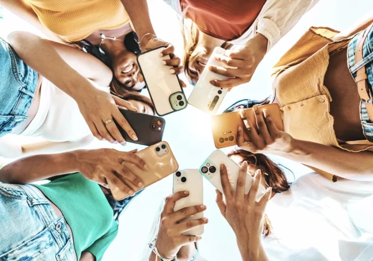 Optimistischer als man glaubt. Laut Ö3 Jugendstudie blicken 86 % der GenZ positiv in die Zukunft. Foto: iStock/Kar-Tr