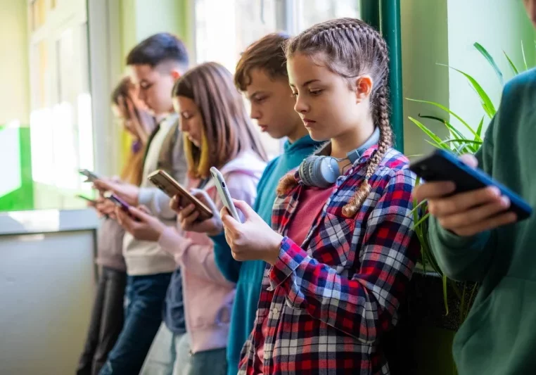 Ein einheitlicher Schutz von Kindern in Sachen Social Media wird von zahlreichen Mitgliedsstaaten gefordert. Auch Österreichs Digitalisierungsstaatssekretär Alexander Pröll erhöht den Druck auf die EU. Foto: iStock/StockPlanets