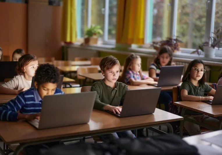 Die Regierung will durch die Änderung mehrerer Schulgesetze das österreichische Bildungssystem stärker auf digitale Kompetenzen wie KI ausrichten. Foto: iStock/StockPlanets