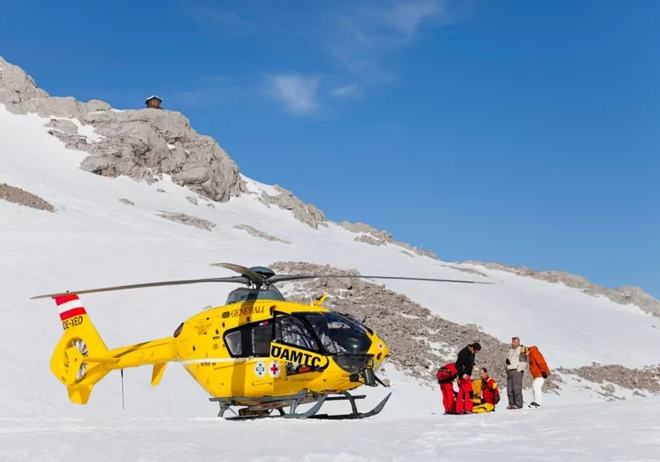 Notarzthubschrauber, wie jene des OEAMTC, sollen in Zukunft auch bei Nacht uneingeschränkt fliegen können. Foto: istock/IlonaBudzbon