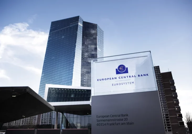 Hohe Zinsen - wie sie die Europäische Zentralbank festlegt - führen zu steigenden Belastungen für die Haushalte und die Finanzierung von Eigentum durch variabel verzinste Kredite. Finanzminister Magnus Brunner und Banken-Vertreter Willibald Cernko vereinbarten einige Maßnahmen zugunsten der Bankkunden. Foto: istock/ollo
