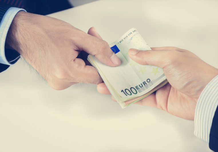 Offenbar heimlich wollte der Wiener Bürgermeister 1,4 Mrd. € der Wien Energie überweisen. Und hat nun auch zugegeben, dass er es gemacht hat. Ob, und wie viel der pinke Regierungspartner davon wusste, bleibt ungewiss. Foto: iStock / Atstock Productions