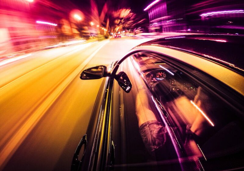 Extremraser fahren bald mit dem Bus. Wer extrem schnell fährt, dem droht laut Plänen der Regierung die Beschlagnahmung des Fahrzeuges an Ort und Stelle. Österreich folgt damit anderen Ländern. Foto: istock / ranckreporter