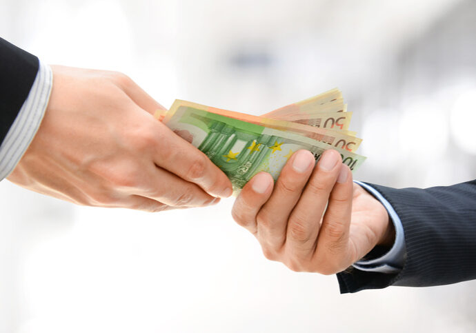 Die ÖVP fordert die Grünen auf, die „dubiosen Spenden von Milliardären und Immobilien-Unternehmern offenzulegen“. - Foto: iStock/Atstock Productions