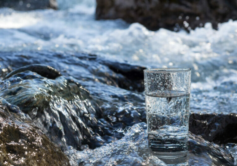 Wasser wird immer mehr zu einem kostbaren Gut. Landwirtschaftsminister Norbert Totschnig möchte rechtzeitig Vorsorge treffen. Foto: istock/ArtTim