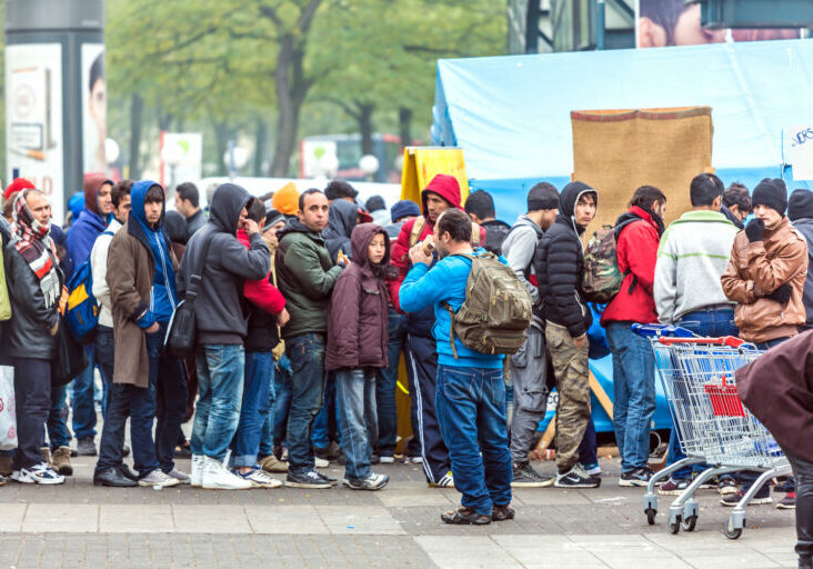Österreich verzeichnet nach vielen Jahren wieder einen enormen Zustrom an illegalen Migranten. Die Rekordzahl von 2015 wurde bereits vor ein paar Wochen durchbrochen. 2022 wurden über 100.000 Aufgriffe registriert. Nun bekommt die Öffentlichkeit immer mehr Klarheit, über welche Fluchtrouten die Migranten nach Österreich gelangen. Foto: iStock / querbeet
