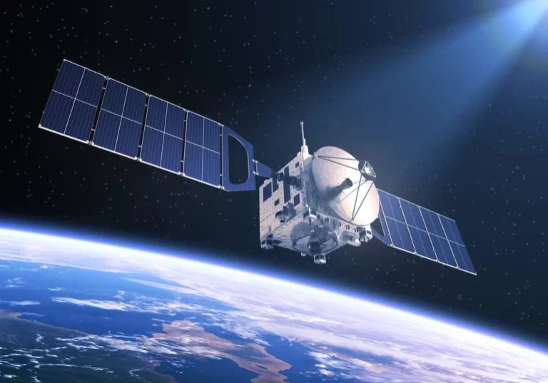 Österreich will zur Erhöhung der Sicherheit nun auch im Weltall präsent sein. Mehrere Satelliten des Bundesheeres sollen ab 2026 in den Weltraum geschossen werden. Foto: iStock/3DSculptor