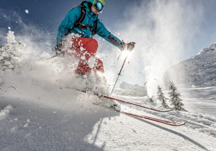 Durch die vielen Mengen Neuschnee in den letzten Wochen sind die Buchungszahlen im heimischen Tourismus weiterhin hoch für die Semesterferien. Foto: iStock / Jag_cz