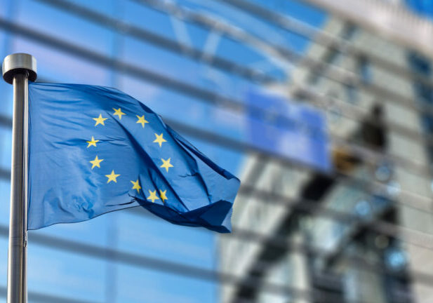 Für weitere 10 Jahre wird Handy-Roaming in der EU gratis sein. Ab 1. Juli tritt die neue Roaming-Verordnung in Kraft. Foto: iStock / artJazz