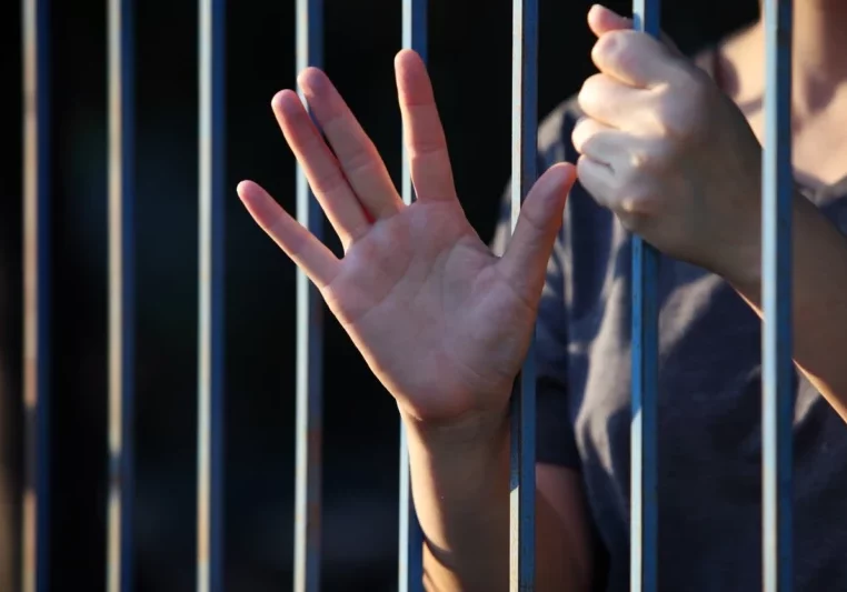 Auf die Situation von Frauen in Gefängnissen macht am internationalen Tag der Menschenrechte Volksanwältin Gaby Schwarz aufmerksam. Foto: istock/sackhorn38
