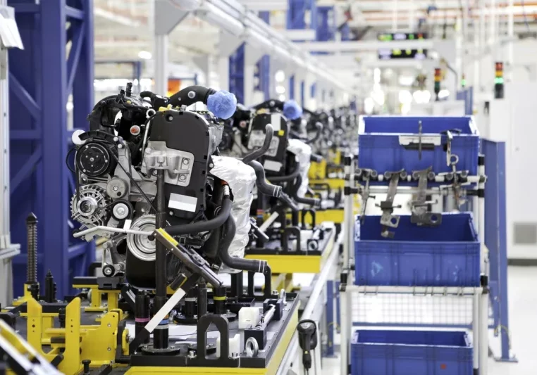 Mehr Technologieoffenheit fordert die EVP für die Autoindustrie. Foto: istock/Filip_Krstic