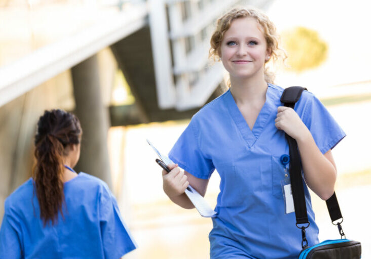 Leistungen im Gesundheitswesen und in der Pflege werden auch durch den öffentichen Dienst erbracht. Dieser ehört anerkannt und fair entlohnt, sagte ÖVP-Abg. Romana Deckenbacher. Foto: iStock / SDI Productions