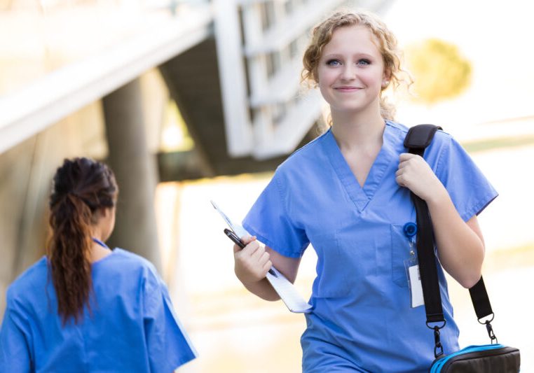 Leistungen im Gesundheitswesen und in der Pflege werden auch durch den öffentichen Dienst erbracht. Dieser ehört anerkannt und fair entlohnt, sagte ÖVP-Abg. Romana Deckenbacher. Foto: iStock / SDI Productions