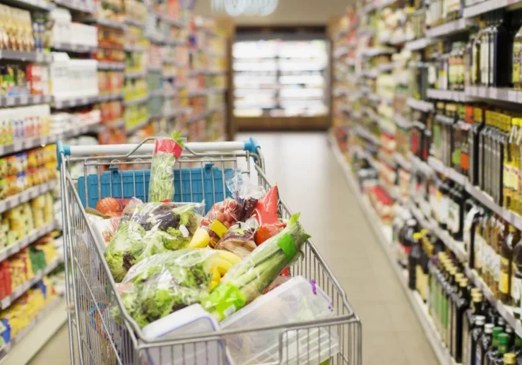 Der Handel begrüßte die jüngste Initiative von Finanzminister Magnus Brunner: Ab 2025 soll die Umstatzsteuer auf Spenden von Lebensmitteln an gemeinnützige Organisationen fallen. Foto: istock/Dan Dalton