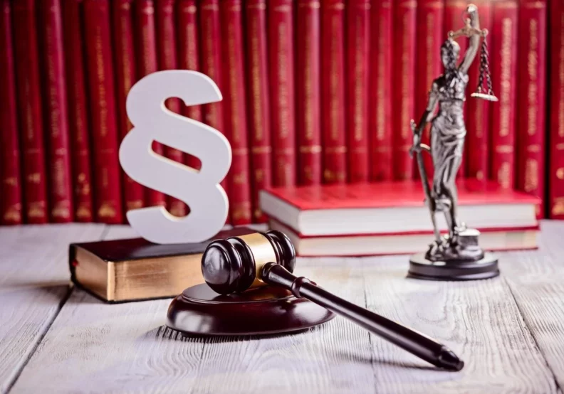 Trotz eines Freispruchs laufen die Ermittlungen gegen Egisto Ott weiter. der ehemalige FPÖ-Mandatar Jenewein wurde hingegen verurteilt. Foto: istock/djedzura