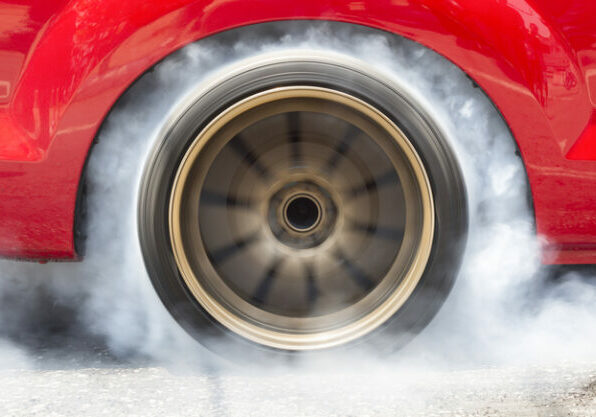 Ausgebremst! Illegalem Autotuning und Verkehrsrowdies drohen harte Strafen. Andreas Ottenschläger begrüßt den Beschluss im Verkehrsausschuss. Foto: istock / Toa55