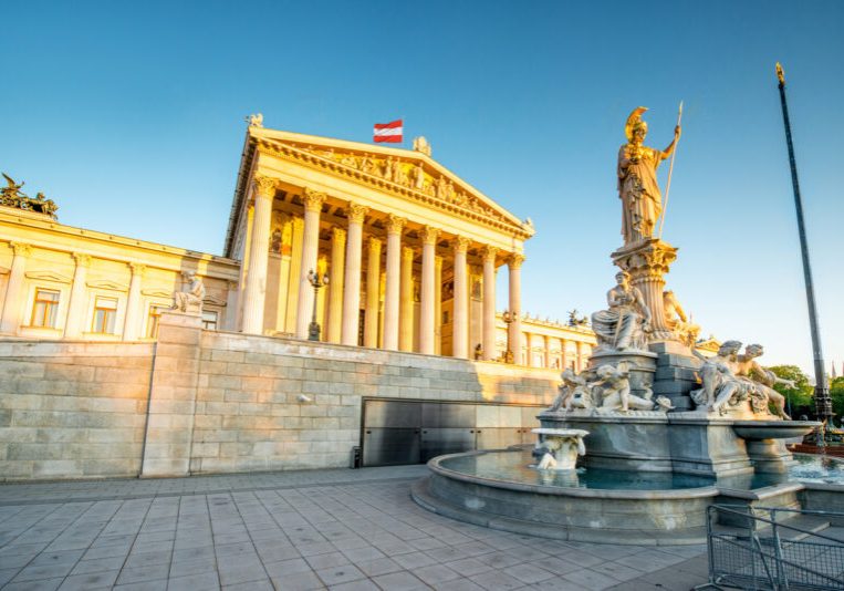 Am Tag der offenen Tür haben Besucher die Möglichkeit mit ihren Abgeordneten auf Tuchfühlung zu gehen. Foto: iStock / RossHelen
