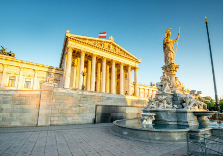 Die ÖVP in Person von Klubobmann August Wöginger widerspricht den Behauptungen der FPÖ. Foto: iStock / RossHelen