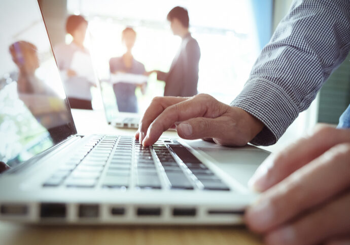 Damit KMUs den digitalen Anschluss nicht verlieren wird das Programm KMI.digital bereits zum 5. Mal aufgesetzt. Foto: istock / ijeab