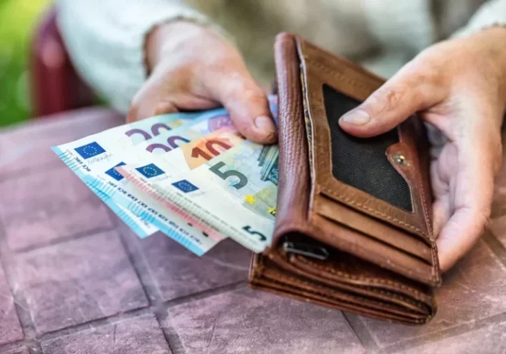 Das Kilometergeld wird 2025 erhöht. istock/MarianVejcik
