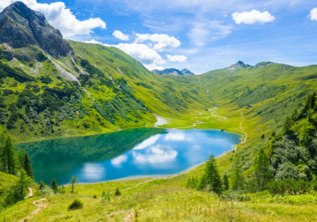 Mit der Bodenstrategie soll künftig die Bodenversiegelung in Österreich geregelt werden. Fertiggestellt wird sie nach dem Sommer, nachdem man sich noch einmal in einer Arbeitsgruppe berät. Foto: iStock / NatureNow