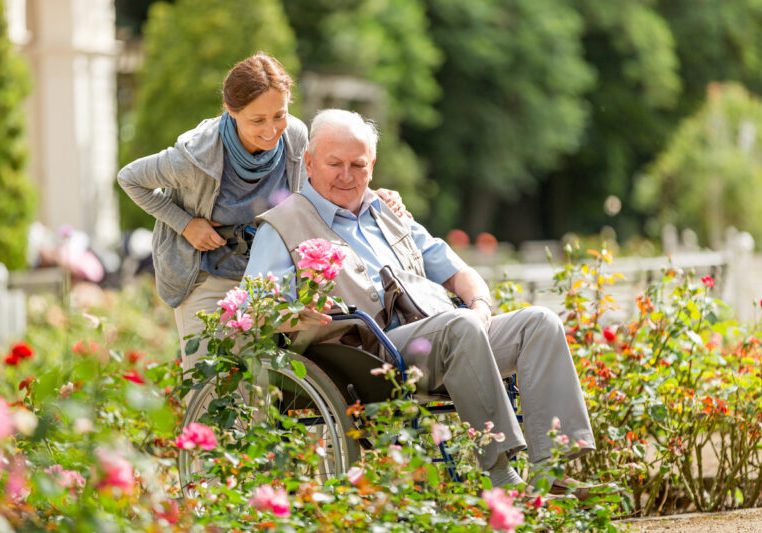Die Pflege und Betreuung vieler Menschen erfolgt im Kreis der Familie. Der Bezieherkreis für den Angehörigenbonus von 1.500 Euro wird erweitert. Foto: istock/FredFroese
