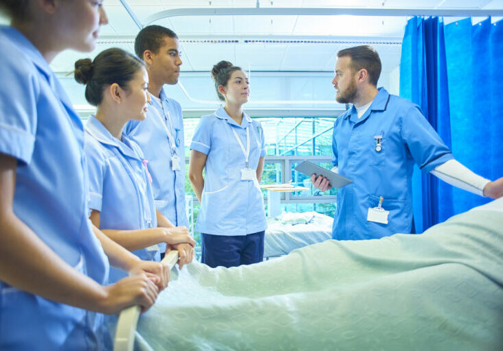 Mit 2023 startet die Pflegelehre. Sie ist Teil der umfassenden Pflegereform und soll dem Personalmangel in der Pflege entgegenwirken. Foto: iStock / sturti