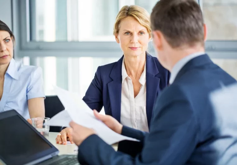 Bis 2029 will die Bundesregierung den Anteil von Frauen in staatsnahen Aufsichtsräten auf 50 Prozent erhöhen. Foto: iStock/alvarez