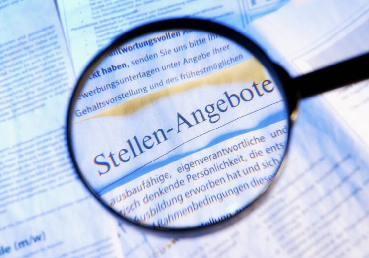 Die Zahl der offenen Stellen ist im Jahresschnitt 2022 auf einen Höchstwert angestiegen. Auch die Suchdauer von Unternehmen nach Mitarbeitern hat stark zugenommen. Foto: istock/gopixa