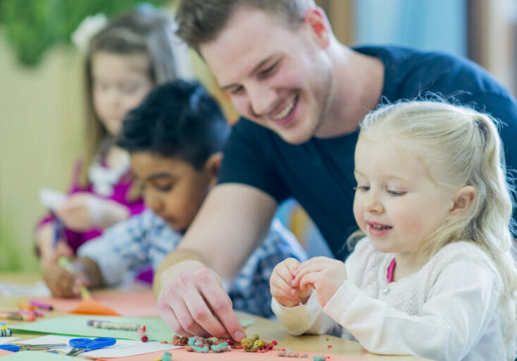 Mit einer Verschlankung der Aufnahmeprüfung zur Elementarpädagogik-Ausbildung soll künftig dafür gesorgt werden, dass sich mehr Menschen für diese Beruf entscheiden. Foto: iStock / FatCamera
