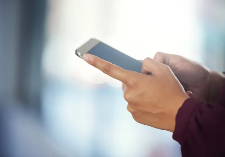 Das Gesetz zur Messenger-Überwachung ist nun in Begutachtung. Mit 2027 soll das Gesetz in Kraft treten. Foto: iStock/Peoplemages