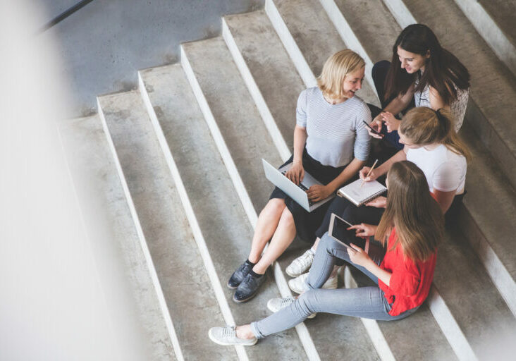 Studenten am Campus der Universität. Foto: istock/Nikada