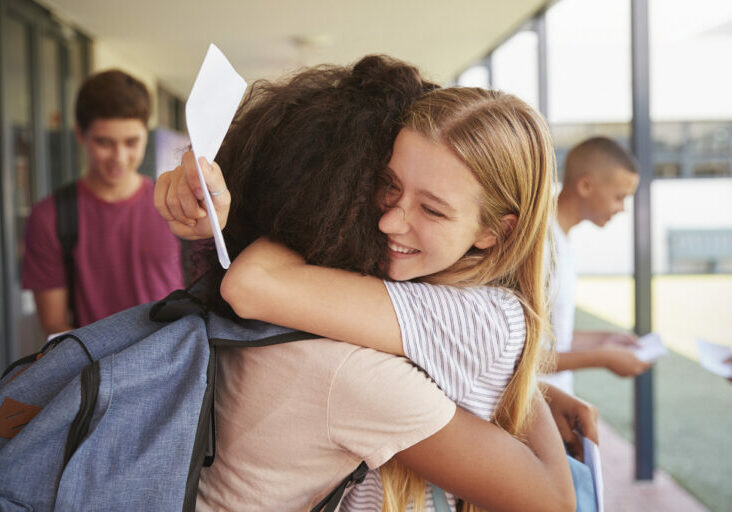 Zeit zum Feiern für Österreichs Maturantinnen und Maturanten. Bestanden haben: 97,7 Prozent bei Mathe, 99,4 Prozent bei Englisch und 99,3 Prozent bei der Deutsch-Matura. Diese positive Bilanz ist den Schülern, aber auch den Lehrern zu verdanken, so Bildungsminister Martin Polaschek. Foto: iStock/ monkeybusinessimages