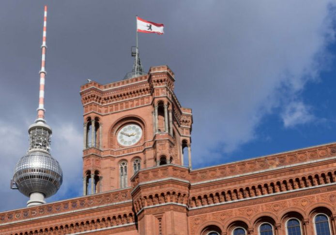 Das Berliner Rathaus verliert an rotem Glanz. Die CDU geht mit plus 10 Prozent als Wahlsieger der Berliner Wahl hervor und stellt den Führungsanspruch. Foto: istock/cbies